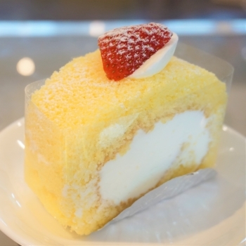 卵の味が優しいロールケーキ。
スポンジがふわっふわです。「パティスリーティースイーツ」