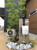 ホワイト色の自然石がパッと明るくなります。「植栽で庭の印象がガラっと変わります❢住まいるガーデン」