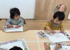 「好きな色をえらんでおえかきタイム｜クレヨンで自由に表現しています」