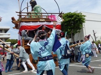 前日までぐずついていた天気も嘘のように快晴の行方市！　一斉踊りにも笑顔がこぼれます。