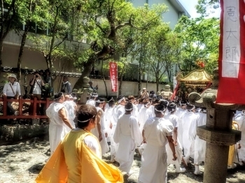 鳥居に向かってどんどん進みます。