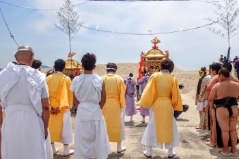 片男波に向かう途中、もう一度神事が行われます。