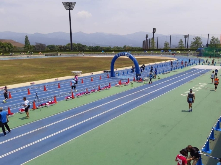 10km　ハーフの人が入り混じって次々とゴールしていきます。