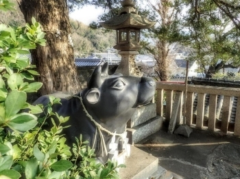 中言神社のシンボル「黒牛」。