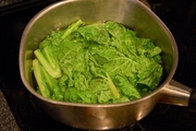 【1】塩少々（分量外）を加えた湯で、菜の花を1分半茹で、ざるにあげる。粗熱が取れたら、1.5cmくらいの長さに切る。<br><br>