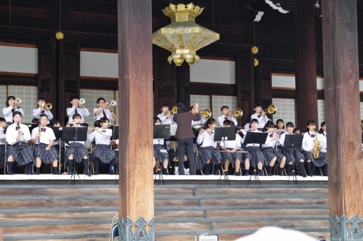 荘厳な本堂から、ダイナミックな演奏で大会を盛り上げる下京中学校吹奏楽部のみなさん