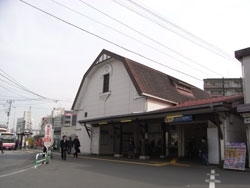 山小屋みたいでかわいい向ヶ丘遊園駅。