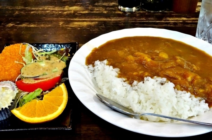 ビーフカレー・サラダ・フルーツ・コロッケ　500円（税込）<br>毎週木曜はカレーを提供しています♪