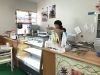カウンターにその日の惣菜が並び、量り売りされています。