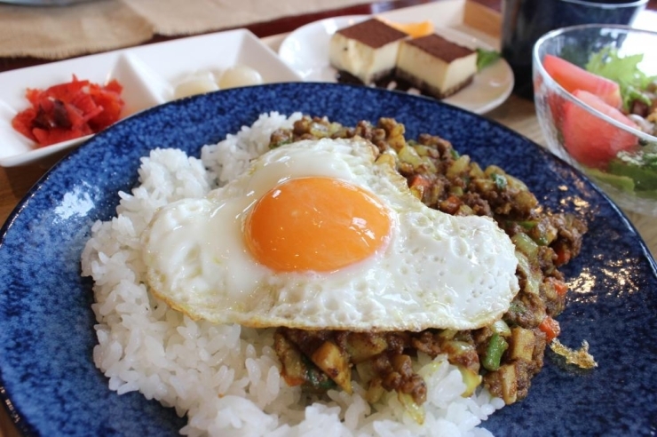 【ドライカレーセット】上に乗った半熟卵が食欲をそそります！