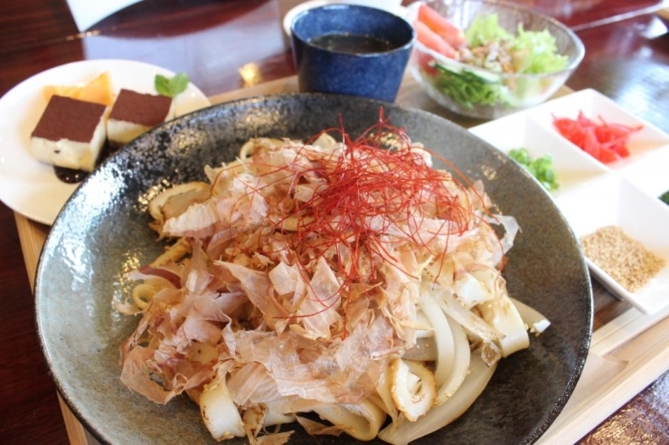 【焼うどんセット】あっさりとした味なのでまた食べたくなる一品です♪