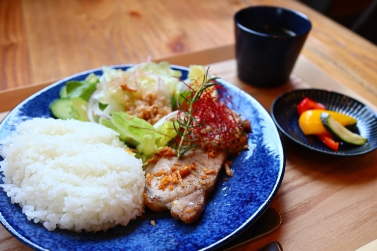 【日替わりランチセット】天気のいい日はテラス席で食べるのもお勧めですよ～！