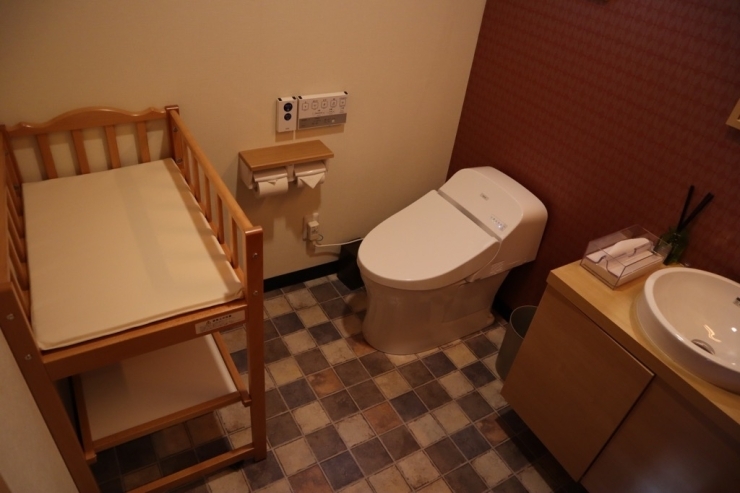 女性用トイレには、おむつ替えスペースも完備しています！