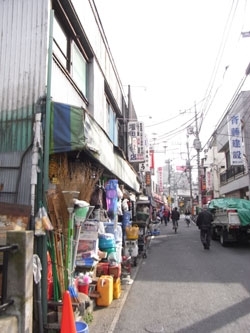 昔ながらの金物屋さん。