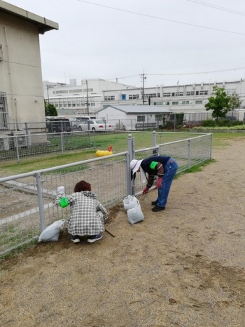 事務所裏の中町公園除草作業