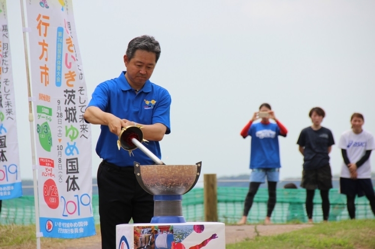 炬火受け皿は、茨城県の伝統工芸である笠間焼で製作。大地の産物である粘土を生かした茶系の色を基本に，茨城の紺碧の海を表すブルーをアクセントに加え，茨城の豊かな自然を表現しています。