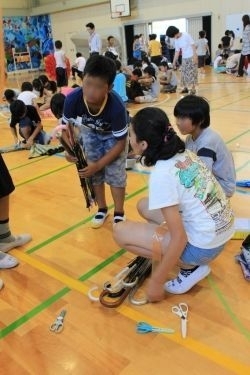 布部分を取り除き、傘の骨組みだけになった部分をまとめて、後片付けもしっかり