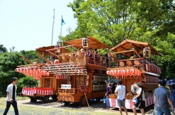 公園の入口にシャギリの山車が３台