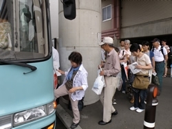 寺社間の移動は歴史研究会さんが用意してくれたバスで移動できるので楽々♪<br>