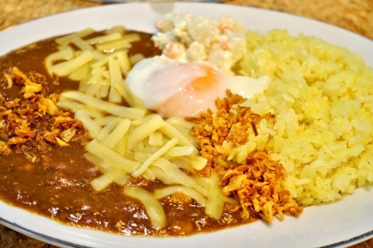 『BEEF CURRY　全部のせ』900円（税込）<br>サフランライス・ポテトサラダ・温泉卵・とろけるチーズetc.<br>