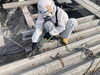 「青空の下で安全第一！屋根裏の断熱材を丁寧に除去しています」