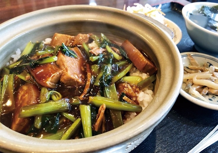 中華美食館 三条店 ツヤツヤしょうゆ色が食欲そそる豚の角煮丼 お昼です 三条市のおすすめランチ特集 まいぷれ 三条市