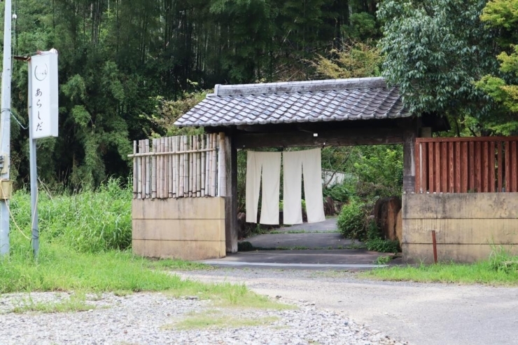 道路沿いの看板から田んぼ道に入るのですが、おそらく初見だと迷ってしまうのでナビ推奨です！