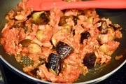 【7】（5）のフライパンにトマト缶、ケッパー、赤ワインを加え中火にし、グツグツと煮立ったらナスも加えて弱火にして4分煮る。塩胡椒で味を整える。