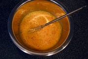 【3】ボウルに卵を割りほぐし、塩小さじ1/2、胡椒を混ぜる。