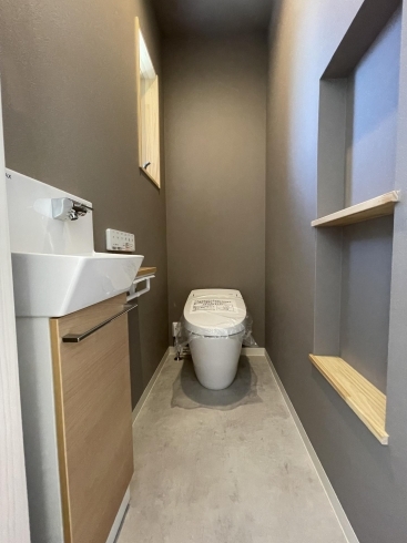 ニッチを造作したトイレ「【施工事例】草津市で自然・天然素材を用いた注文住宅を建築　ご家族全員で過ごしやすい2世帯住宅を目指して」