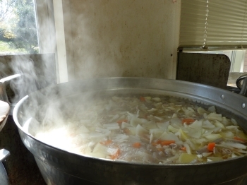 大鍋にお野菜ギッシリ！　たくさん作ると、より美味しくなりますね。