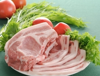 行方産米豚は脂身がスッキリ甘く、口どけが良いので胃もたれがしにくいのが特徴です。（個人差はありますが…）