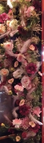 近くで見ても楽しめるお花や動きのある花材「鏡面ディスプレイ」