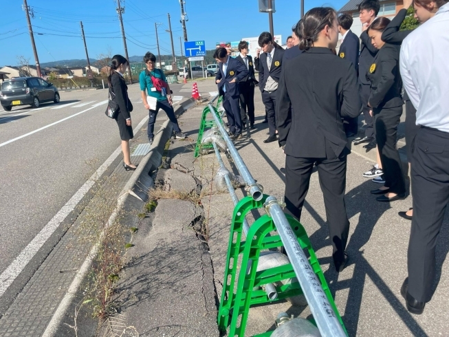 液状化が酷かった地域。まだ復興されていない道路。「チーム力向上！競技力向上！復興支援の為の　　　「立教大学体育会水泳部、秋の富山合宿」」