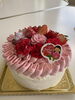 ふわふわスポンジにイチゴ🍓をサンドして　イチゴクリームで、ピンクの母の日ケーキに仕立てました。「ありがとうの気持ち　ケーキに込めて。」