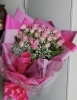 カスミソウを添えるとふんわり優しいイメージに。「バラの花束♡」