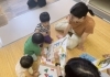 泣いたけど、戻ってきた2歳ちゃん、頑張って勉強中「2歳ちゃん、こけちゃった!泣いちゃったけど、頑張るよ!南区の英語リトミック【南区&下京区のピアノ•リトミック•英語リトミック】」
