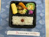 「本日の手作り弁当は、彩り豊かなおかずを詰め合わせた「幕の内」です」