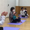 お母さんのお膝に座ってリラックス「なかよしヨガ講座を開催しました」