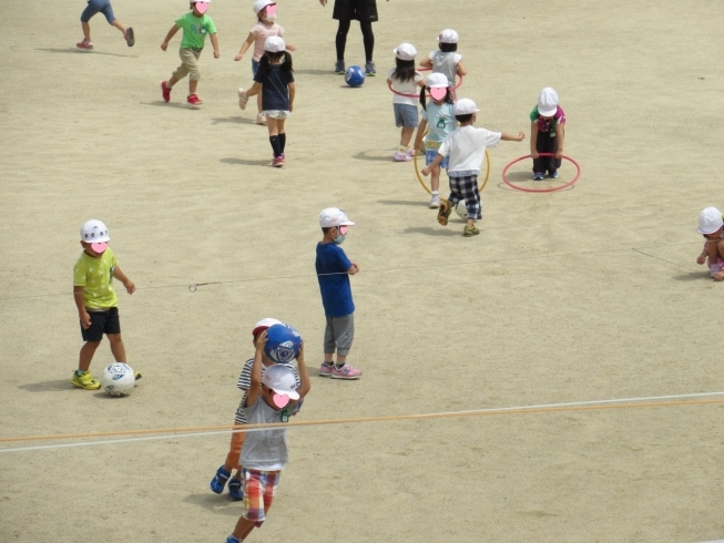 サッカーやフラフープ遊びも人気です！「夏も元気に外遊び！」