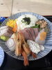 「【ちょうどいい海鮮丼】ネタ🐟の量は「ちょうど良くない」？✨衝撃の爆盛り✨の至福のひととき」