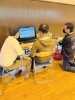 PCシュミレーター。講師は常に膝を着いて解説します「【茨城】【水戸】「ドローン技能講習」-初学者-【ドローン】【国家資格】」