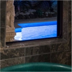 バスルームの小窓からもプールを眺められます。