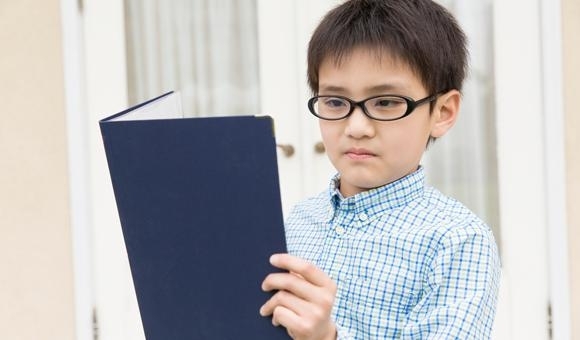 本を読んでいる姿勢もよく見てあげて下さい。「お子さんのメガネもこまめにチェックしてあげて下さい。」