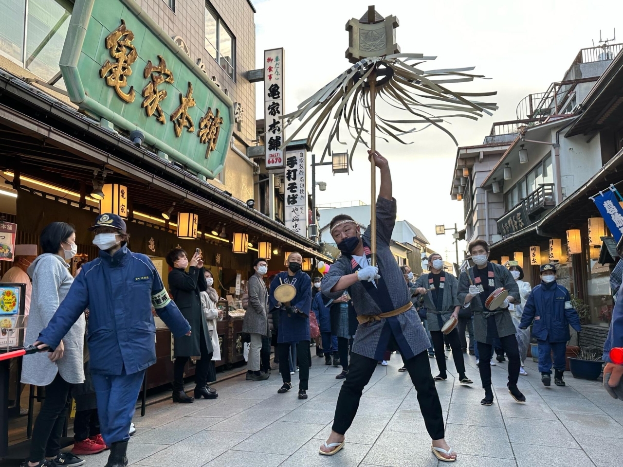 葛飾・柴又帝釈天の纏（まとい）】地域を守る火消人の想いがつまった奉納行事が特別に行われました！ | 【潜入！】『まいぷれ葛飾』編集部が行く！|  まいぷれ[葛飾区]