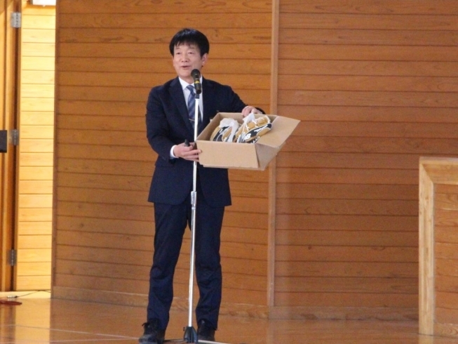 田辺校長が箱を開けると子どもたちから歓声が上がる！「「野球しようぜ！」大谷翔平選手寄贈　野球グローブ贈呈式が開催されました。」