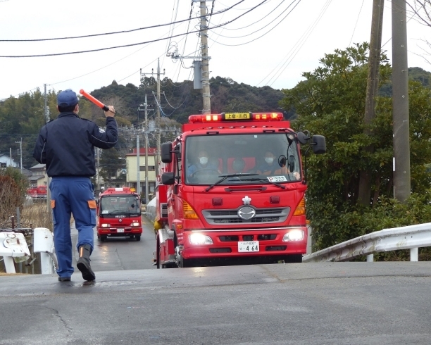 出初式典が終わり、消防車両が続々と天王崎公園へ「行方市消防出初式開催！　3年ぶりに天王崎公園にて、一斉放水が実施されました。」