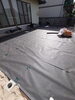 写真３：防草シートをはります「人工芝の施工で除草対策と雨水対策❕❕　お仕事紹介」