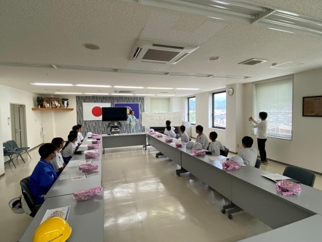 新見工場の5階会議室での会社説明の様子「中学生の皆さんが鉱山・工場見学に来られました♪」