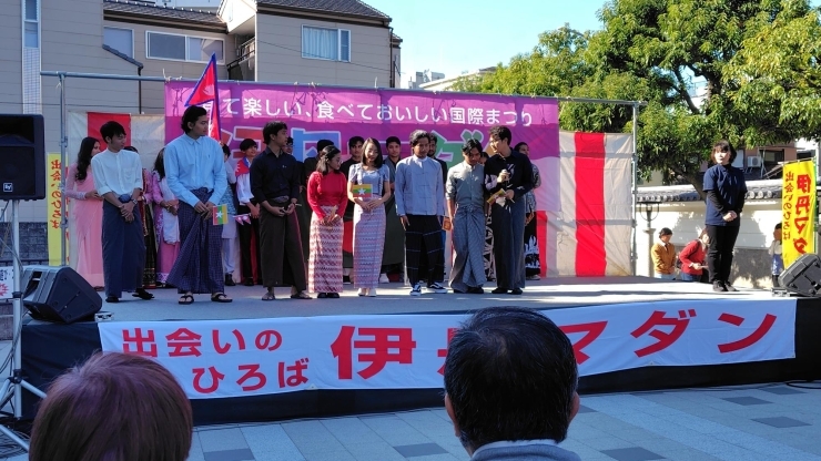 日本語を勉強している外国の学生さんたち「小春日和の中参加してきました。」